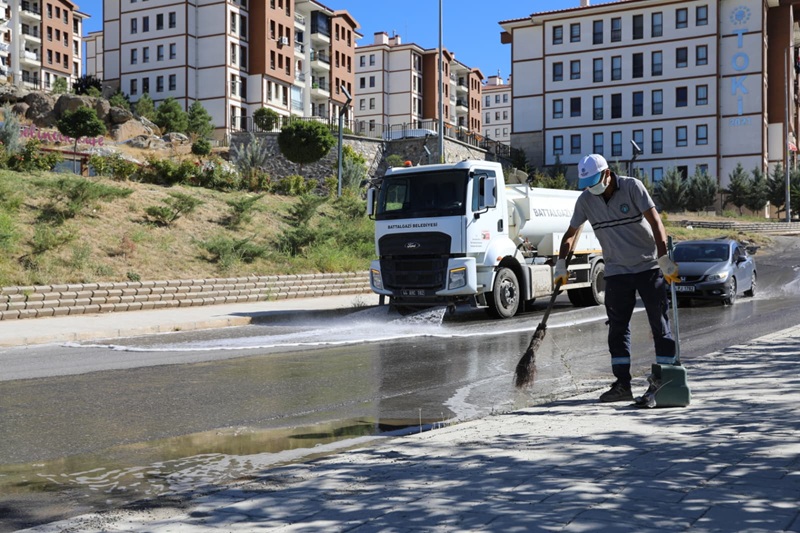 Battalgazi’de Temizlik Çalışmaları Farklı Noktalarda Sürüyor