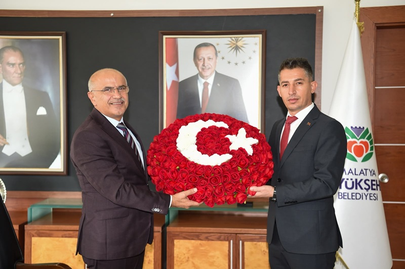 Muhtarlar Dayanışma Derneğinden Başkan Er'e Hizmet Teşekkürü